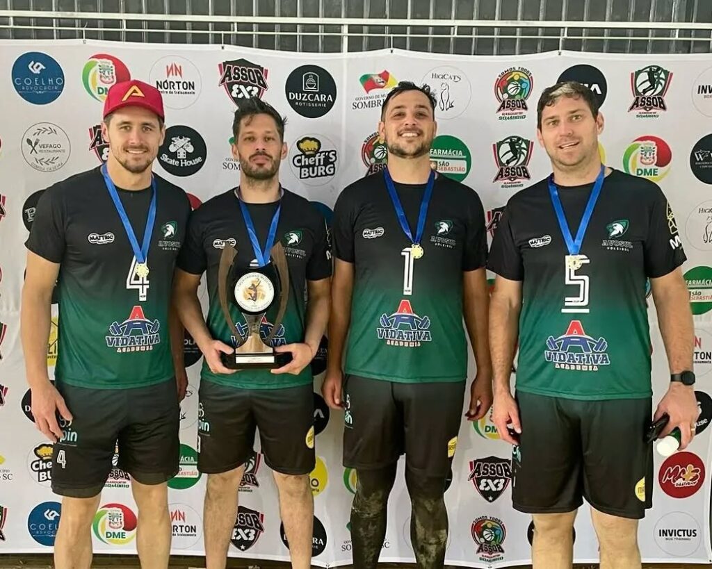 Quarteto que representou a AVOSUL na 1ª Taça Fabiano Medeiros Quarteto de Vôlei de Praia